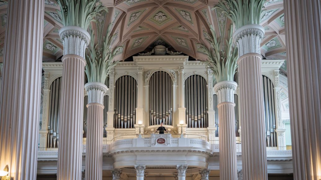 Nikolaikantor Markus Kaufmann auf der Orgel-Empore, Nikolaikirche, Leipzig, 2023, Porsche AG