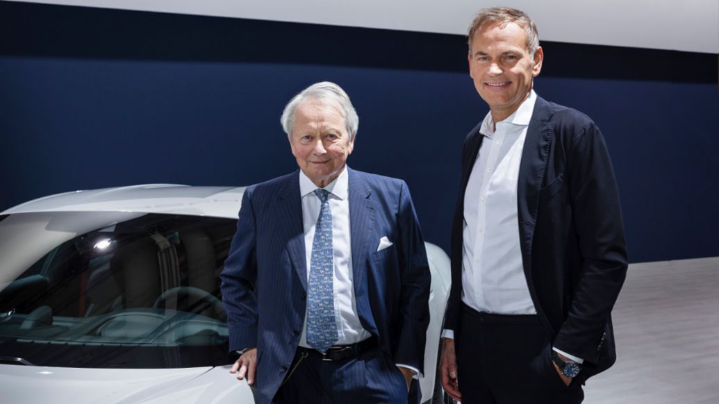 Dr. Wolfgang Porsche, presidente del Consejo de Supervisión de Porsche AG, y Oliver Blume, presidente del Consejo Directivo de Porsche AG (i-d), 2023, Porsche AG