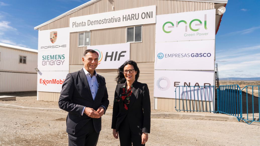 Michael Steiner, Member of the Executive Board for Development and Research, Barbara Frenkel, Member of the Executive Board for Procurement, l-r, Haru Oni eFuels pilot plant, Punta Arenas, Chile, 2022, Porsche AG