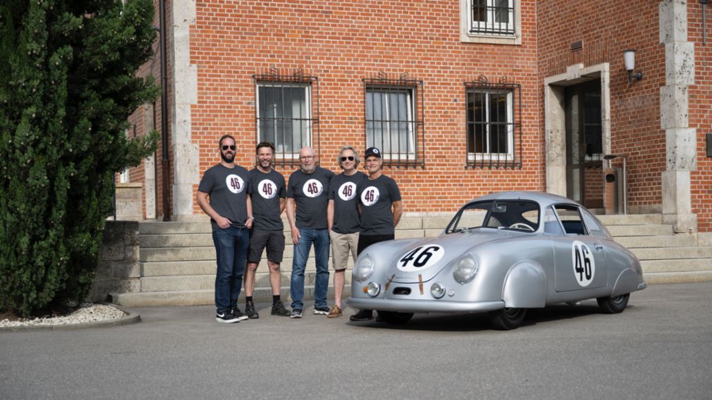 Cameron Healy (r) und sein Team, Porsche 356 SL, Stuttgart, 2023, Porsche AG