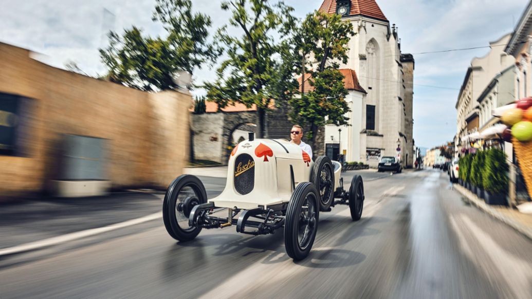 Jan Heidak, supervisor técnico de vehículos en el taller del Museo Porsche, Austro-Daimler ADS-R "Sascha", Austria, 2023, Porsche AG