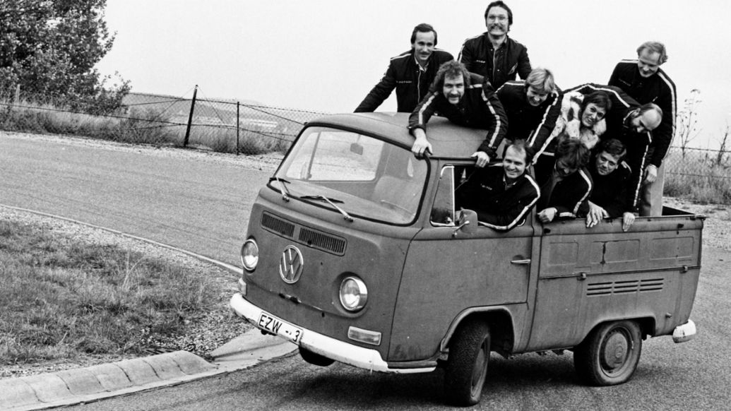 Roland Kussmaul (on the roof) with Jürgen Kern, Günter Laib, Thomas Kremer, F. Gmeiner, Peter Scharpf, Mr. Wetschky (from left); below: W. Neemann, Ernst Ettel and Fritz Müller, 1975, Porsche AG