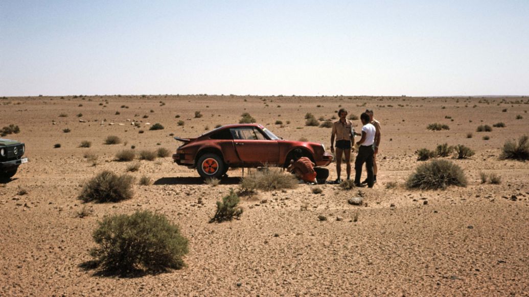 Roland Kussmaul (l), Helmuth Bott, Porsche 911 Carrera 3.2 4x4 Paris-Dakar (953), Algeria, 1983, Porsche AG