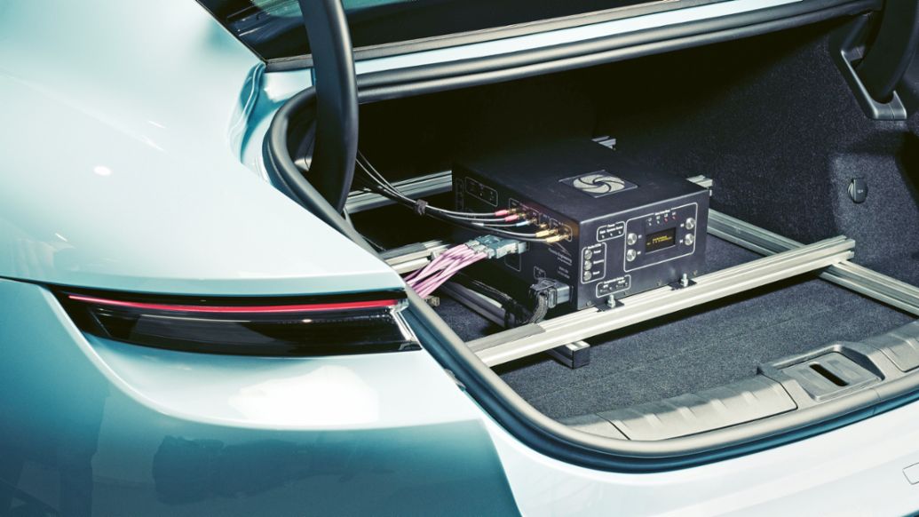 Car Data Box, Vehicle-to-X-Kommunikation, Porsche Engineering Magazine, 2023, Porsche AG
