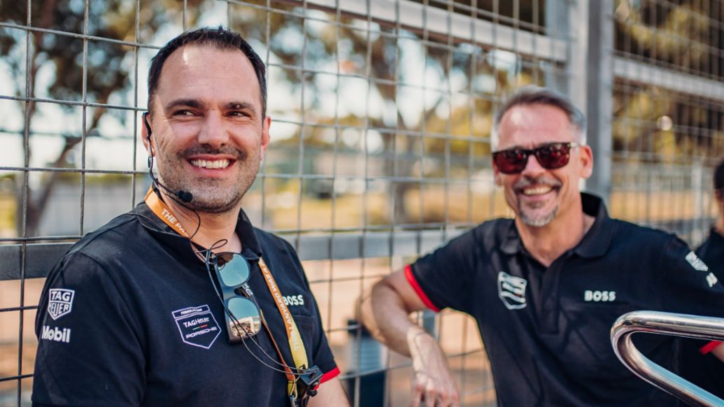 Florian Modlinger, director de competición del Equipo Oficial de Fórmula E, y Thomas Laudenbach, vicepresidente de Porsche Motorsport (i-d), Ciudad del Cabo, Sudáfrica, 2023, Porsche AG
