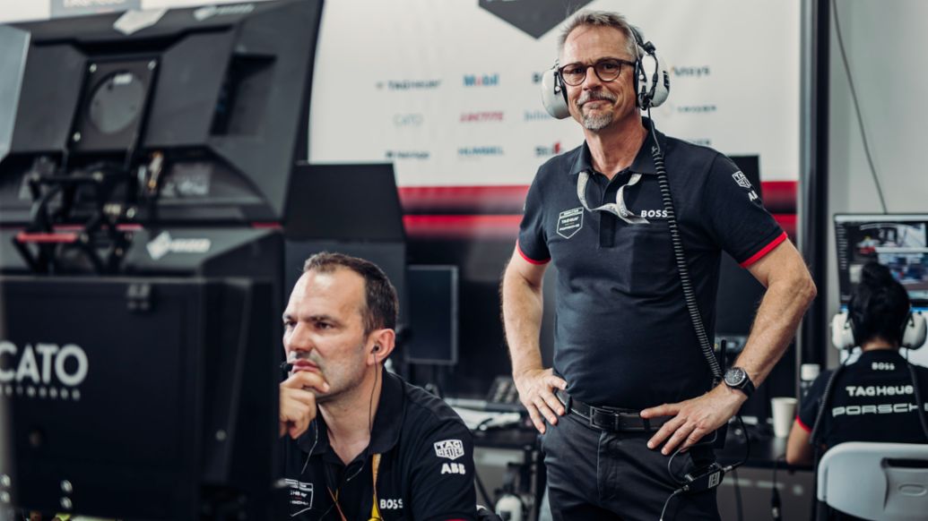 Florian Modlinger, Director de Competición del Equipo Oficial de Fórmula E,  y Thomas Laudenbach, Vicepresidente de Porsche Motorsport (i-d), E-Prix de Yakarta, Indonesia, 2023, Porsche AG
