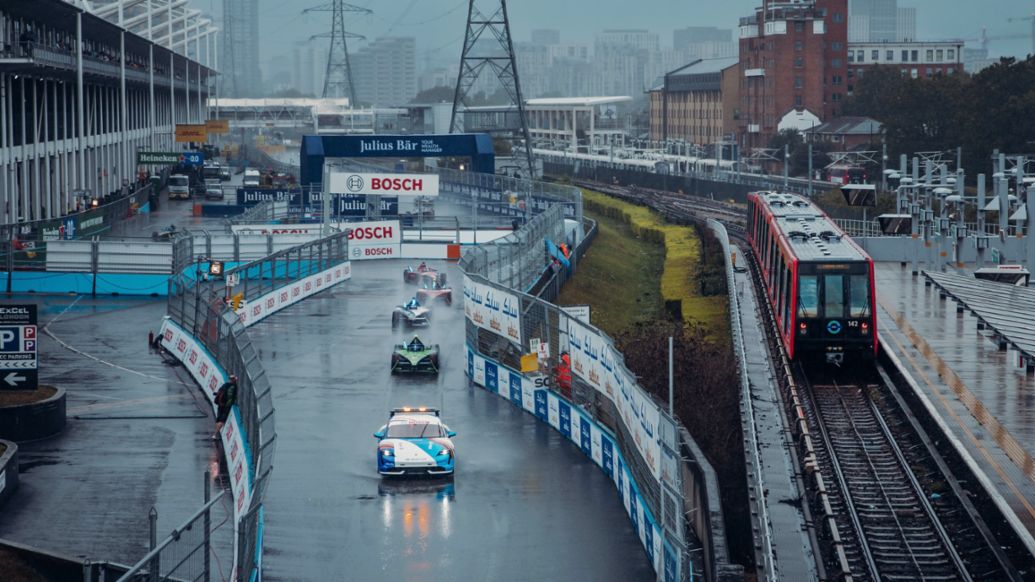 Taycan Turbo S, coche de seguridad, Campeonato del Mundo de Fórmula E ABB FIA, 2ª carrera del E-Prix de Londres, Inglaterra, 2023, Porsche AG