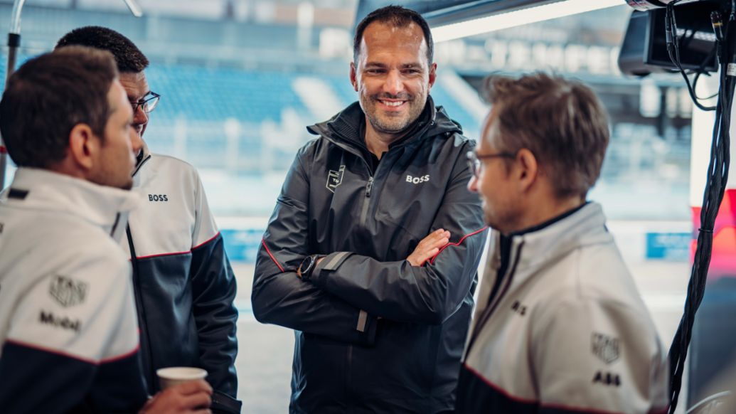 Florian Modlinger (2do por la derecha), director de competición del equipo oficial de Fórmula E, 2023, Porsche AG