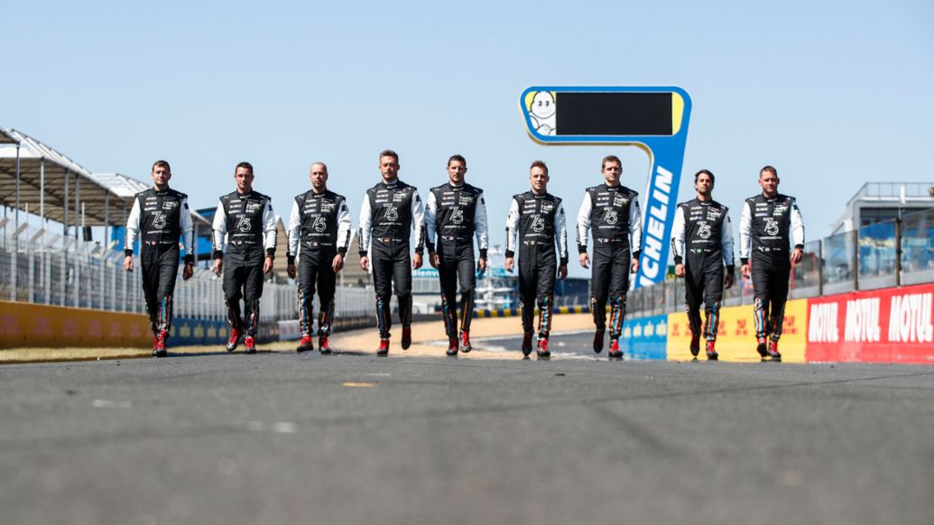 Porsche Penske Motorsport (#5), Michael Christensen (DK), Dane Cameron (USA), Frederic Makowiecki (F), Andre Lotterer (D), Kevin Estre (F), Laurens Vanthoor (B), Mathieu Jaminet (F), Felipe Nasr (BR), Nick Tandy (UK) (l-r), 2023, Porsche AG