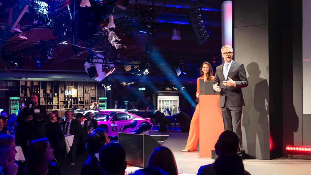 La presentadora Lisa Ramuschkat y Thomas Laudenbach, Vicepresidente de Porsche Motorsport, Noche de los Campeones de Porsche, Weissach, 2023, Porsche AG