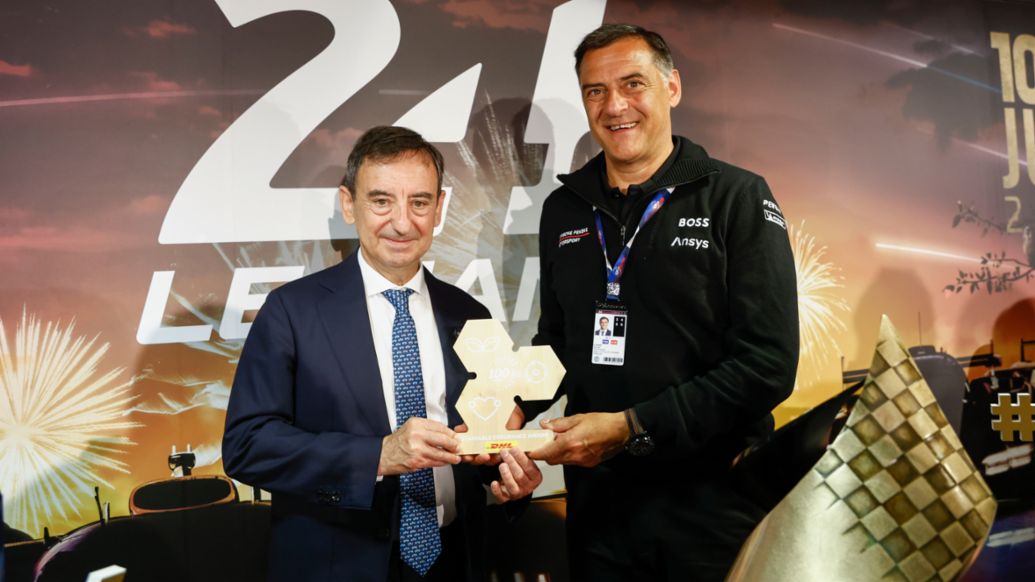 Pierre Fillon, presidente del Automobile Club de l'Ouest, y Michael Steiner miembro del Consejo Directivo de Porsche AG responsable de investigación y desarrollo (i-d), Le Mans, 2023, Porsche AG