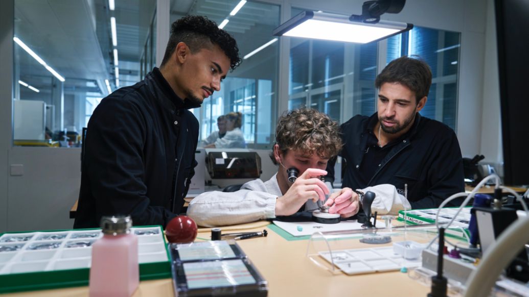 Pascal Wehrlein, António Félix da Costa, l-r, TAG Heuer workshop, 2023, Porsche AG