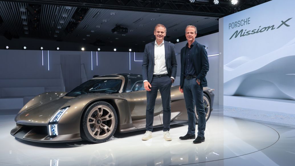 Oliver Blume, Vorstandsvorsitzender der Porsche AG, Michael Mauer, Leiter Style Porsche, Porsche Mission X, 2023, Porsche AG