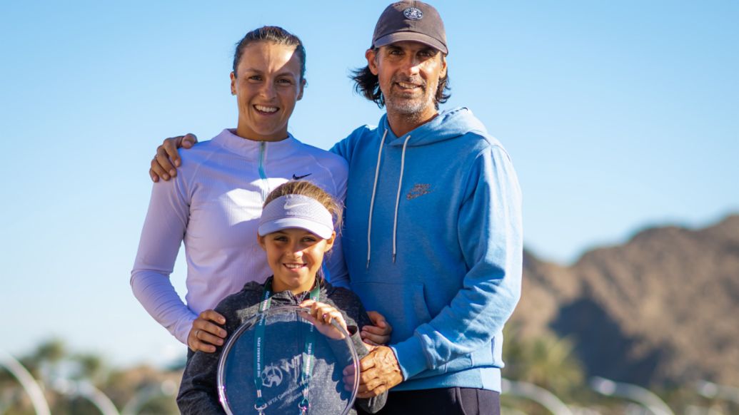 Tatjana Maria, Porsche Team Deutschland, mit Ehemann Charles und Tochter Charlotte, 2023, Porsche AG