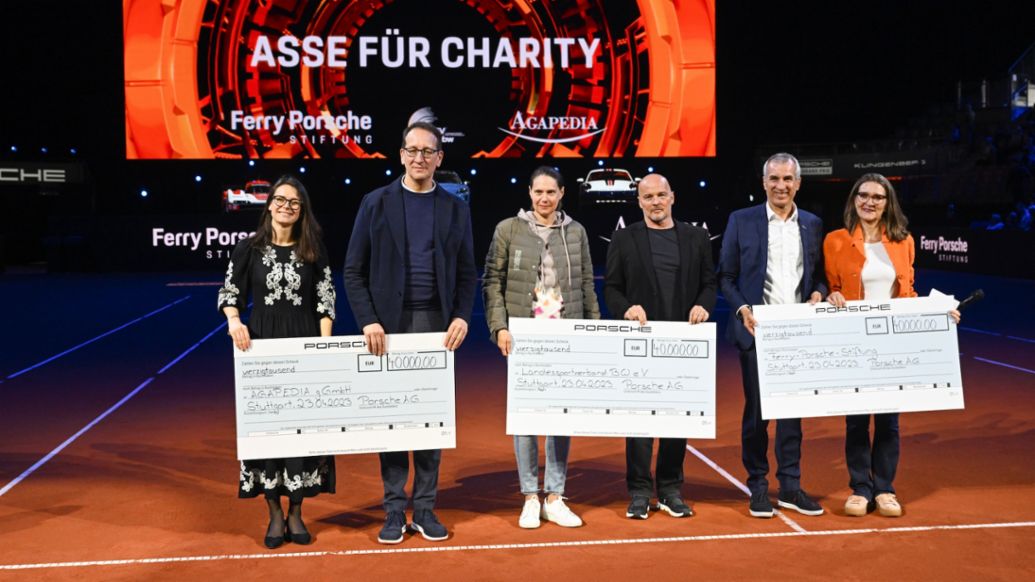 Irina Gumenchuk (Stiftung Agapedia), Stefan Barth (Stiftung Agapedia), Olena Krasowska (Landessportverband Baden-Württemberg), Ulrich Derad (Landessportverband Baden-Württemberg), Albrecht Reimold (člen představenstva, výroba a logistika, AG) a Yvonne Porsche AG Engel Schwarz ( Ferry-Porsche-Stiftung) (LR), Porsche Tennis Grand Prix, Stuttgart, 2023, Porsche AG