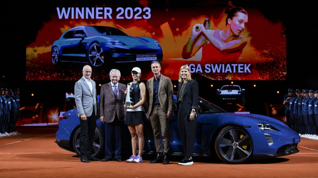 Markus Günthardt,Tournament Director, Dr. Wolfgang Porsche, Supervisory Board Chairman, Dr. Ing. h.c. F. Porsche AG, Winner Iga Swiatek (POL), Lutz Meschke, Deputy Chairman of the Executive Board and Member of the Executive Board, Finance and IT and Anke Huber,Operating Tournament Director, Porsche Tennis Grand Prix, Stuttgart, 2023, Porsche AG