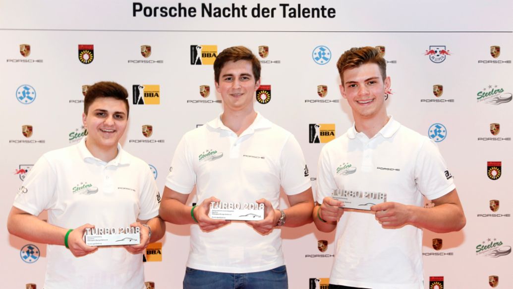 Fabjon Kuqi (rechts), Gewinner des Porsche Turbo Awards 2018, Eishockey, 2023, Porsche AG