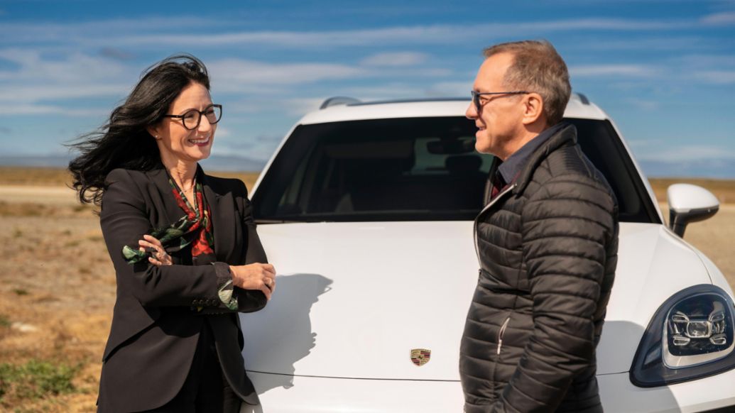 Barbara Frenkel, miembro del Consejo Directivo de Porsche AG responsable de compras; Karl Dums, jefe del departamento de Desarrollo Avanzado de Propulsión y Estrategia Agregada,, 2023, Porsche AG