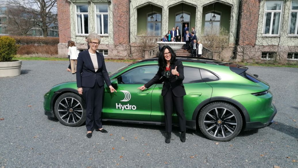 Hilde Merete Aasheim, President und CEO von Hydro, Barbara Frenkel, Mitglied des Vorstandes für Beschaffung bei der Porsche AG, 2023, Porsche AG