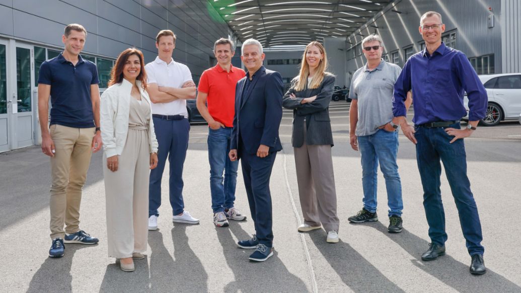 Uwe Brettel, responsable de Asuntos Especiales y Desarrollo Comercial de Porsche Motorsport, junto a su equipo, 2023, Porsche AG