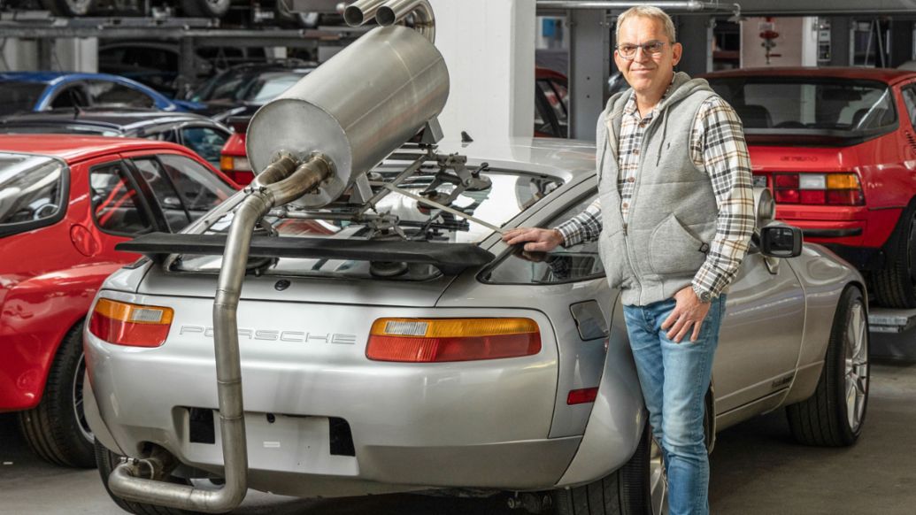 Harald Mann junto al Porsche 928 usado para medir el ruido de rodadura, 2024, Porsche AG