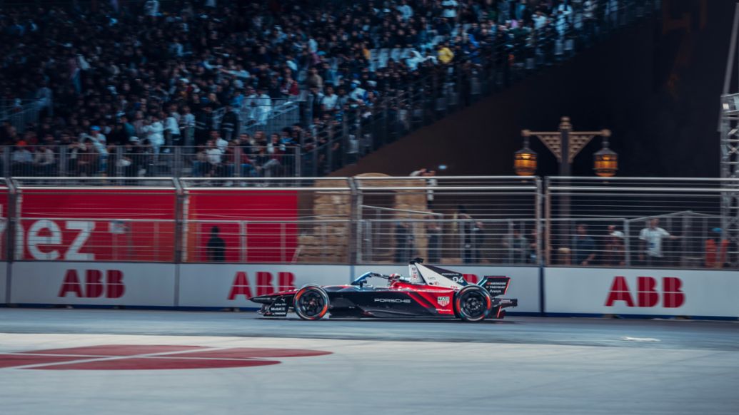 Pascal Wehrlein, Porsche 99X Electric (nº 94), 2ª carrera del E-Prix de Diriyah, 2024, Porsche AG