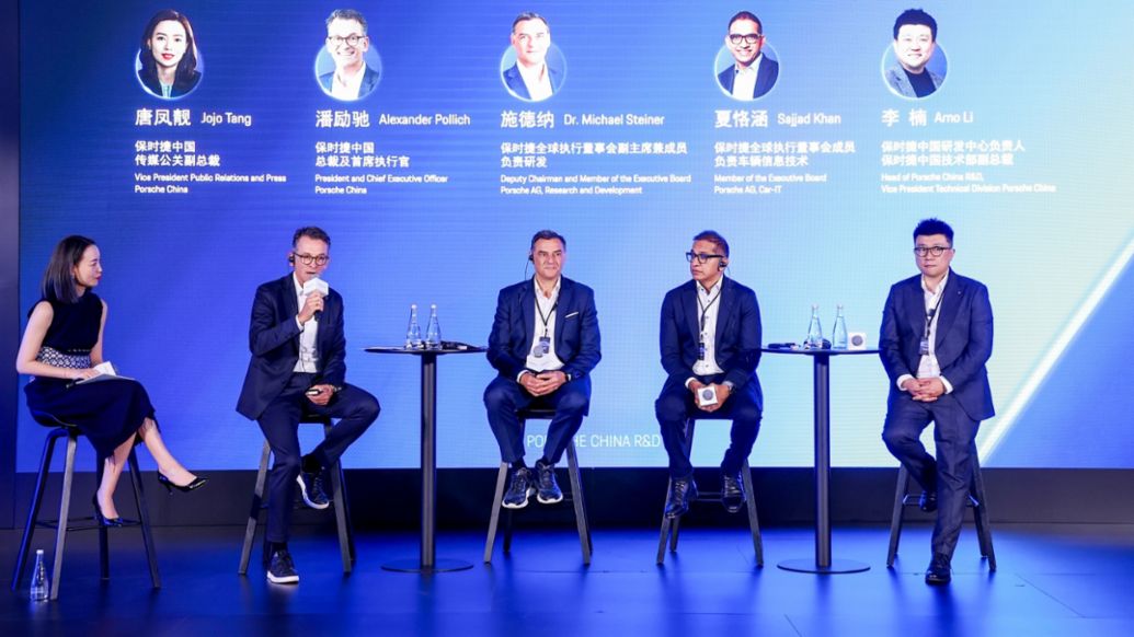 Jojo Tang, Leiterin Presse- und Öffentlichkeitsarbeit Porsche China; Alexander Pollich, Präsident und CEO Porsche China, Hongkong und Macao; Dr. Michael Steiner, Stellvertretender Vorstandsvorsitzender, Mitglied des Vorstandes, Forschung und Entwicklung; Sajjad Khan, Mitglied des Vorstandes, Car-IT; Li Nan, Leiter des F&amp;E-Zentrums China und Leiter der technischen Abteilung von Porsche China (l-r); Porsche China R&amp;D, Shanghai, China, 2025, Porsche AG