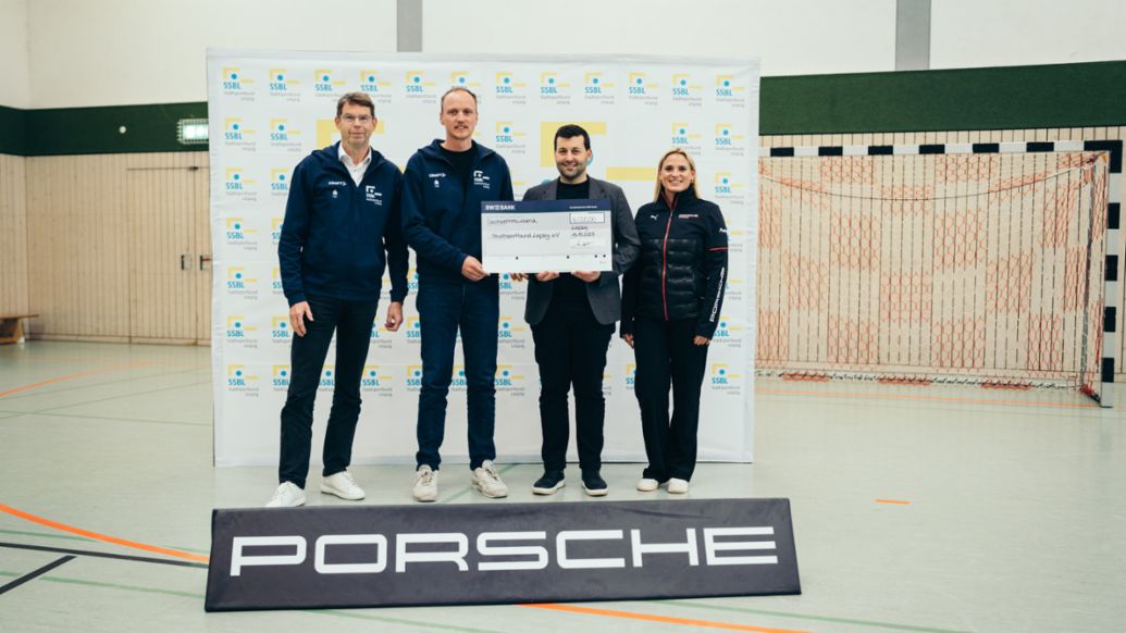Robert Thomas (2.v.re.), Leiter Vermarktung der Porsche Leipzig GmbH, Lucas Herfter (2.v.li.), Geschäftsführer des Stadtsportbundes Leipzig e.V., Scheckübergabe, Porsche-Sportförderung Leipzig, 2025, Porsche AG