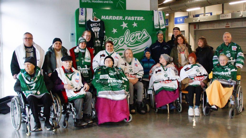 Bietigheim Steelers U17- und U20-Spieler, Bewohner des Altenheim Pro Seniore, Talente Hand in Hand, Bietigheim, 2025, Porsche AG