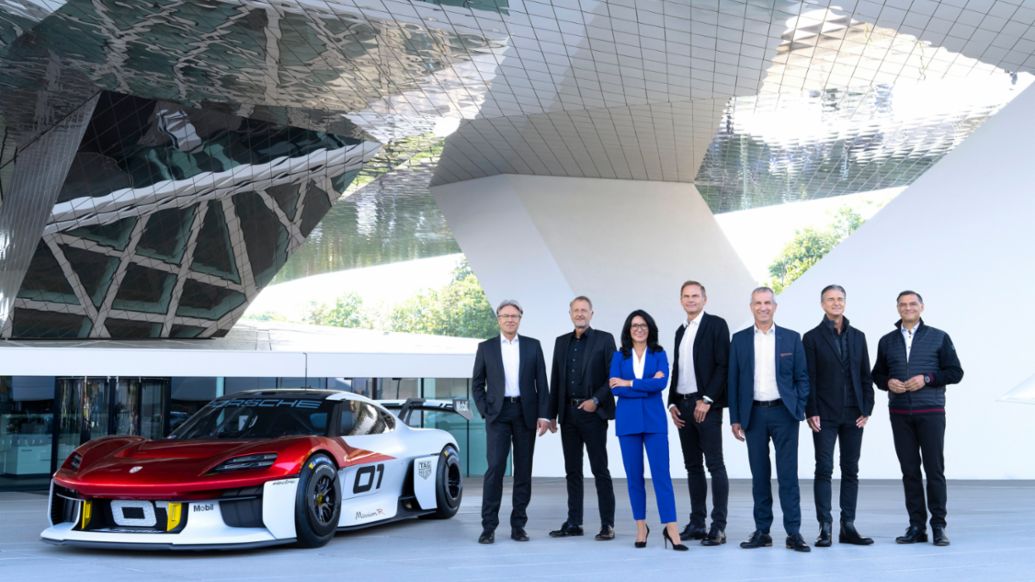 Gesamtvorstand der Porsche AG: Andreas Haffner, Mitglied des Vorstandes, Personal- und Sozialwesen, Detlev von Platen, Mitglied des Vorstandes, Vertrieb und Marketing, Barbara Frenkel, Mitglied des Vorstandes, Beschaffung, Oliver Blume, Vorstandsvorsitzender der Dr. Ing. h.c. F. Porsche AG, Albrecht Reimold, Mitglied des Vorstandes, Produktion und Logistik, Lutz Meschke, Mitglied des Vorstandes, Finanzen und IT, Michael Steiner, Mitglied des Vorstandes, Forschung und Entwicklung (l-r), 2021, Porsche AG