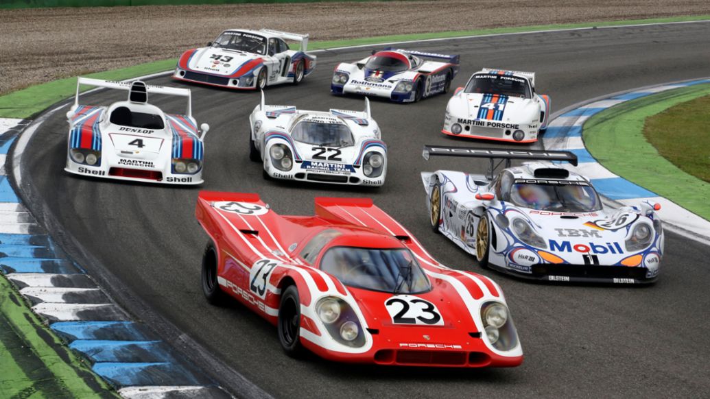 Los Porsche vencedores en Le Mans. Desde el primer ganador en 1970 (rojo al frente) hasta el que obtuvo la vitoria número 16 en 1998 (segundo, a la derecha).