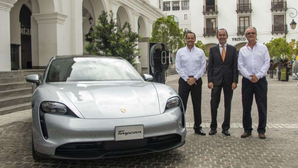De izquierda a derecha: Miguel Castañeda, Gerente de Marca Porsche; Diego Cuestas, Gerente General Grupo Los Tres; Christian Feucht, Gerente de PostVenta Porsche en Guatemala.