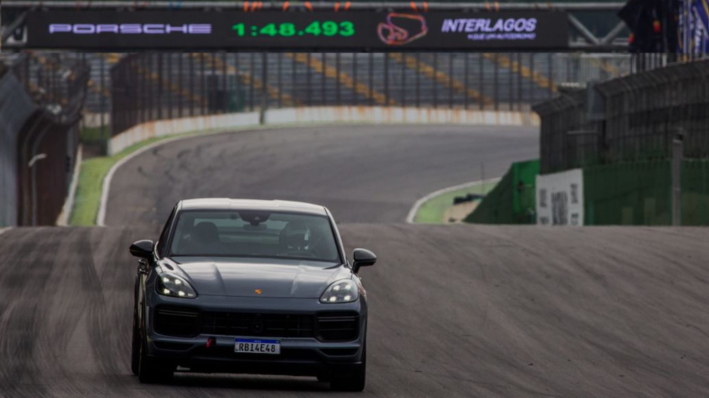 Cayenne Turbo GT, el SUV de producción más rápido en dar una vuelta a la pista de Interlagos: 1:48.493 minutos.