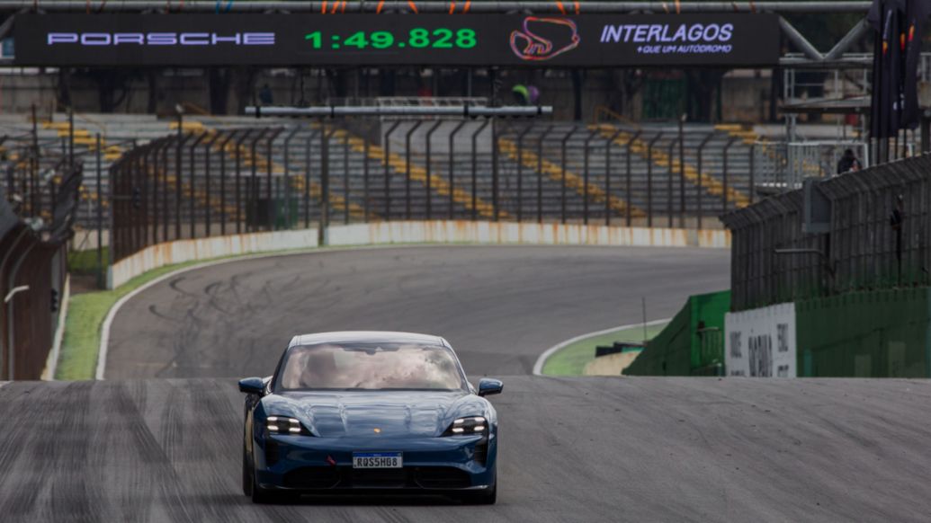 Taycan Turbo S, el auto de producción eléctrico más rápido en dar una vuelta a la pista de Interlagos: 1:49.828 minutos.