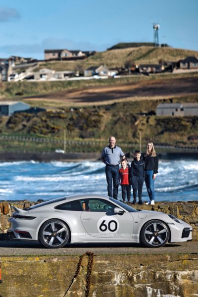 Rusell Shand con su familia, Porsche 911 Sport Classic 992, 2024, Porsche AG