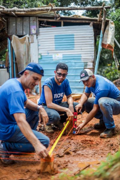 Porsche, Alemautos y TECHO donan casas a familias en Panamá Norte