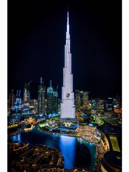 Animación de la fachada del edificio Burj Khalifa, Dubai, Emiratos Árabes Unidos, 2020, Porsche AG