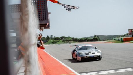 Jack Sherwood eröffnet die neue GT3 Cup-Saison mit zwei Siegen