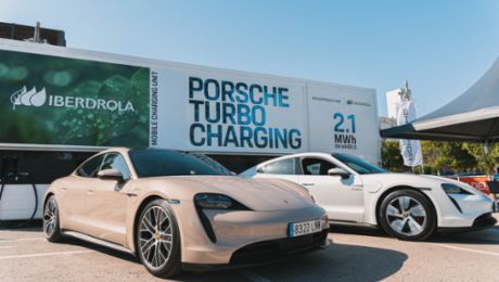 La unidad móvil de carga Porsche, en Murcia durante el verano