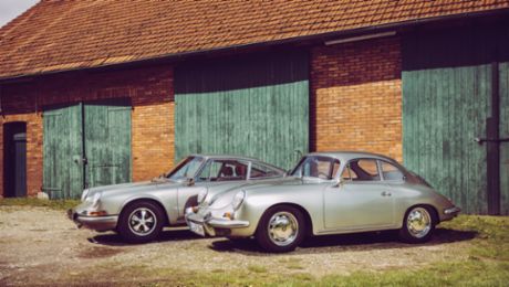 Un garaje con dos Porsches de cuatro cilindros