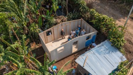 Porsche El Salvador y TECHO se unen para construir viviendas de emergencia en Tepecoyo, La Libertad.