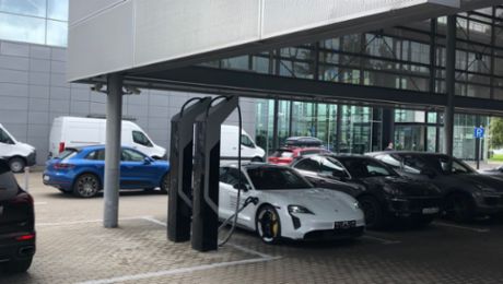 Компания Porsche в России начала установку сверхбыстрых зарядных станций для электромобилей