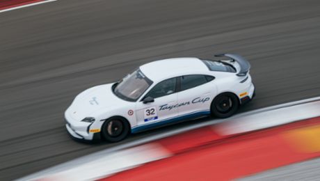 Nasce in Italia la Taycan Cup, il primo monomarca tutto elettrico di Porsche  