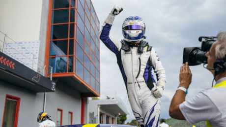 Porsche Carrera Cup Italia, Klein la spunta in gara 1 a Imola