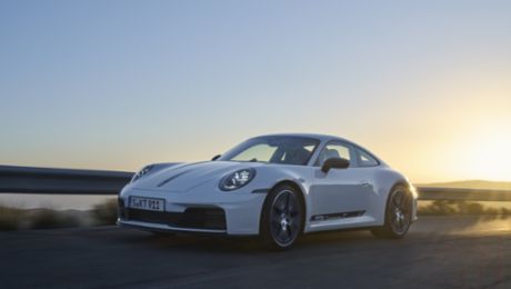 The Porsche 911 Carrera T makes a comeback in Coupe and Cabriolet form