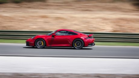 Porsche 911 Carrera GTS wins 2025 World Performance Car award