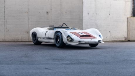 Porsche Museum: Der 910/8 Bergspyder wird konserviert