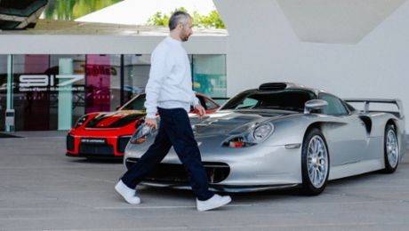 Designer Arthur Kar zu Besuch im Porsche Museum