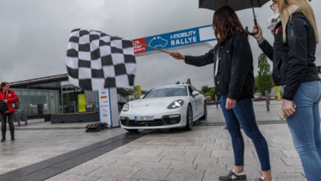 Porsche gewinnt i-Mobility Rallye mit Panamera