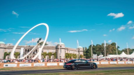 Праздник мощности на открытом воздухе: Porsche Taycan стал гостем Фестиваля скорости в Гудвуде